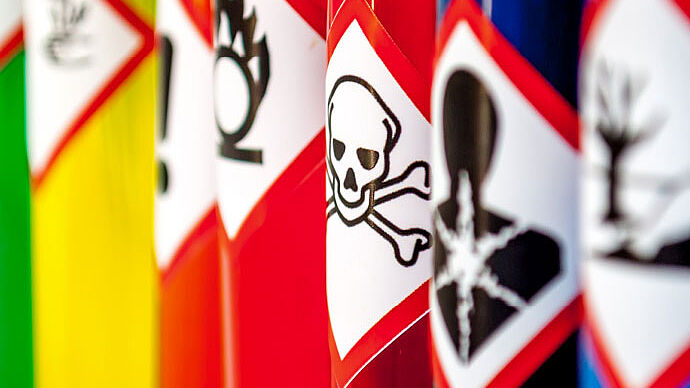 Kachel gefaehrlicher abfaelle Dosen mit Gefahrgüter Symbole für die Entsorgung